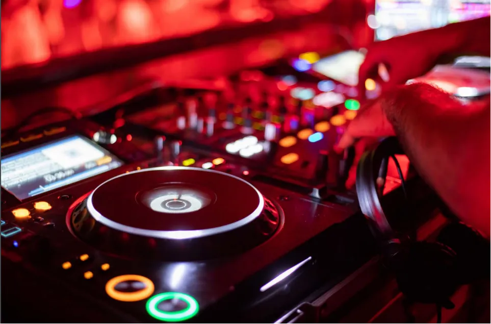 DJ performing at Savor The Islands